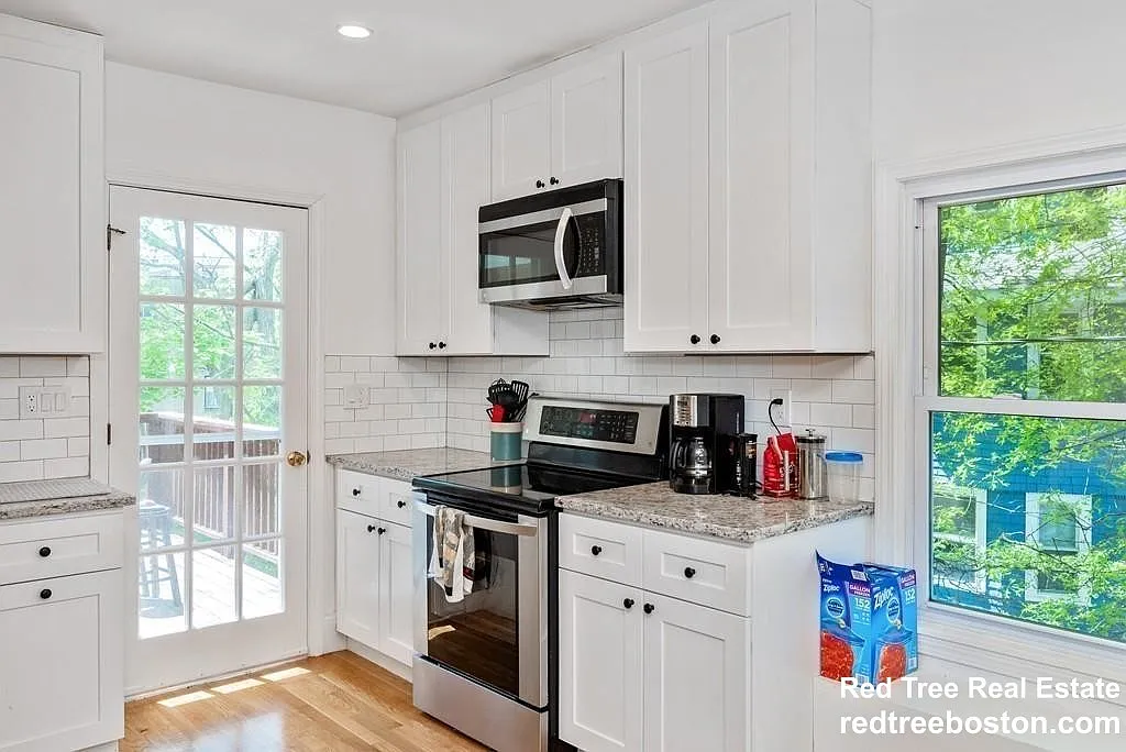 3 bed, 2200 sqft, $5,100 — Photo 2