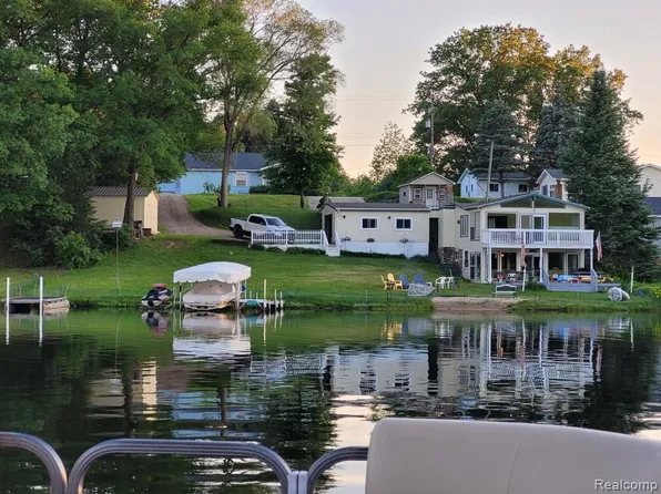 331 N Crooked Lake Dr, Lake, MI 48632