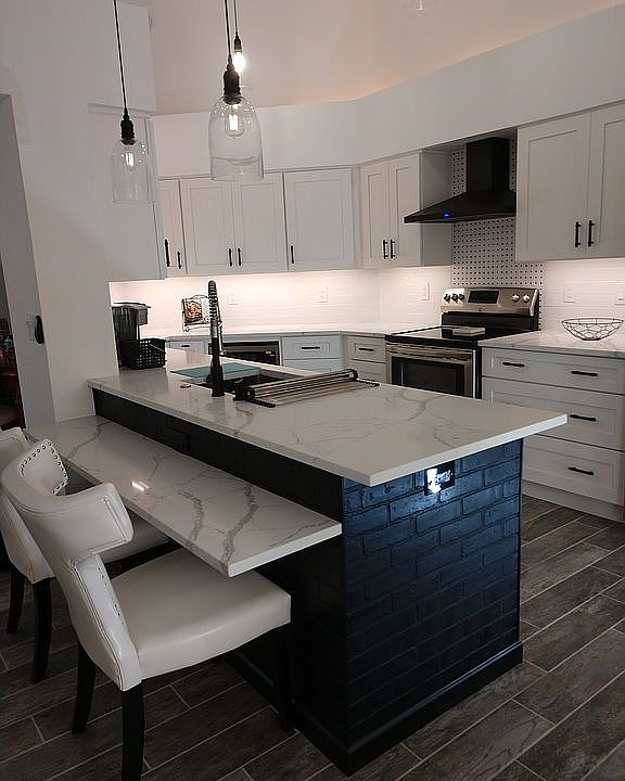 Kitchen with breakfast bar