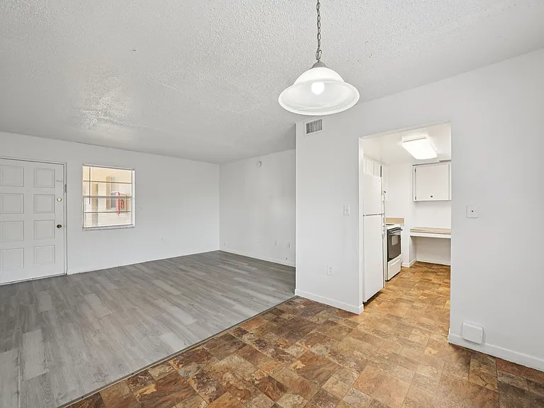 1 Bedroom Dining Room/Living Room