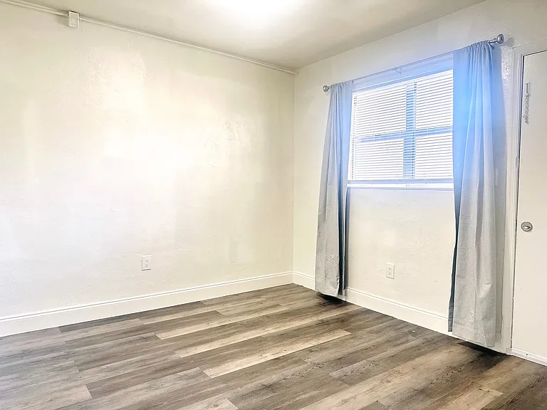1545 NW 8th Ave — Photo 16