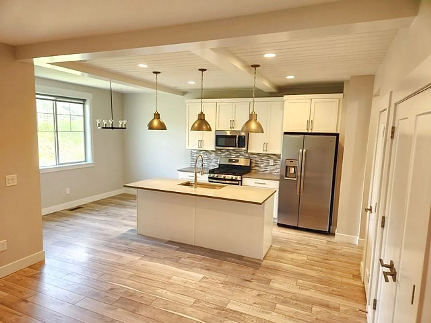 Perfectly Located Wasatch Spring Townhome — Photo 2