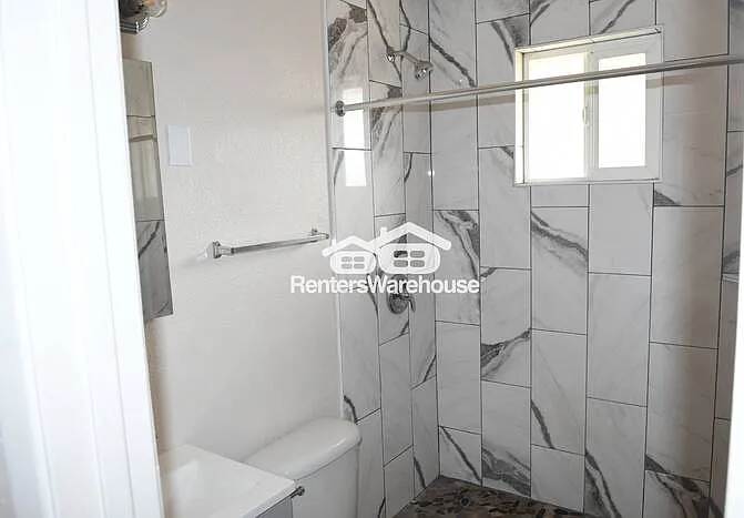 2532 E Adams St #7 — Photo 7
