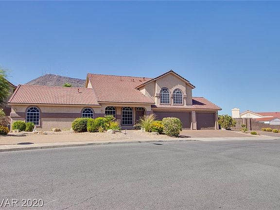 4th image of 301 W Country Club Dr
