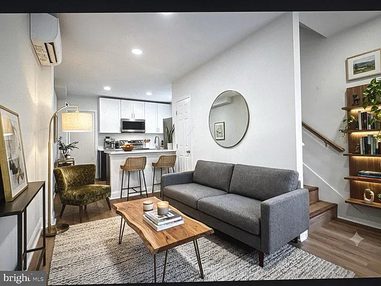 20 E 7th St — Photo 4