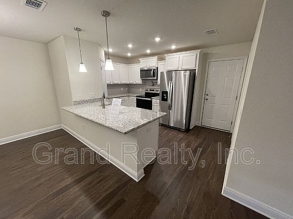 3rd image of 4421 Village Oak Ln