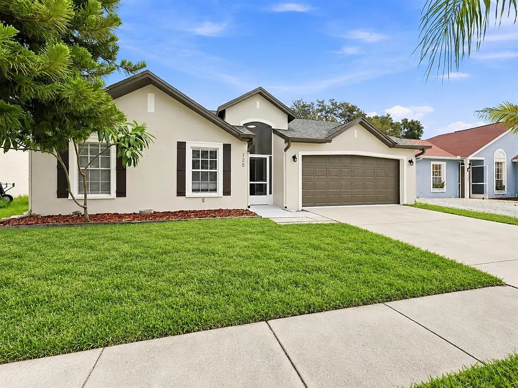 4 bed, 2.0 bath, 1638 sqft, $2,600 — Photo 2