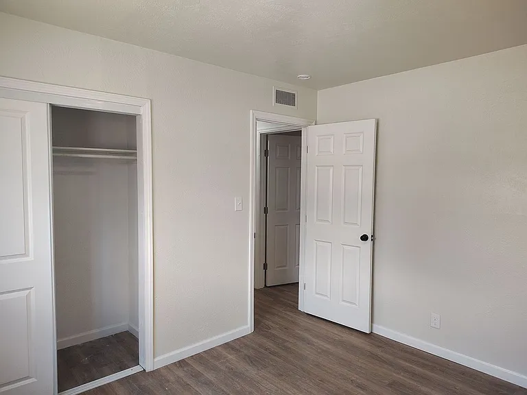 5614 Euclid Ave NE — Photo 6