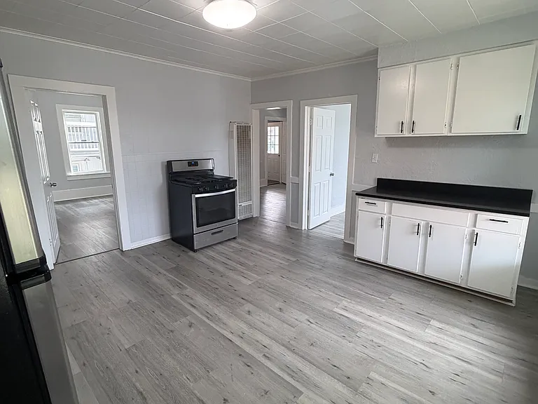 83 Pine St #2 — Photo 1