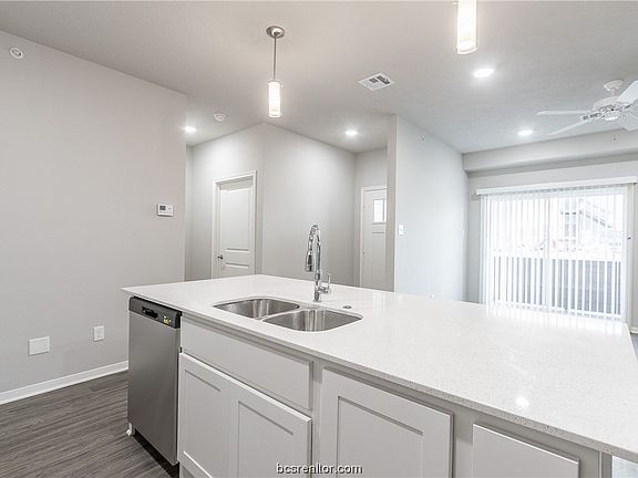 3rd image of 1326 Prairie Dr #1023