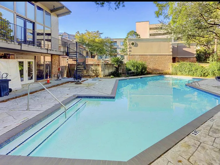 Pool, trash and Cable included