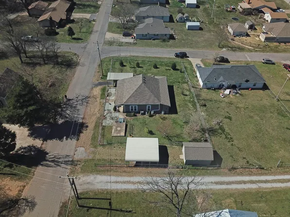 407 W 6th St, Grove, OK 74344