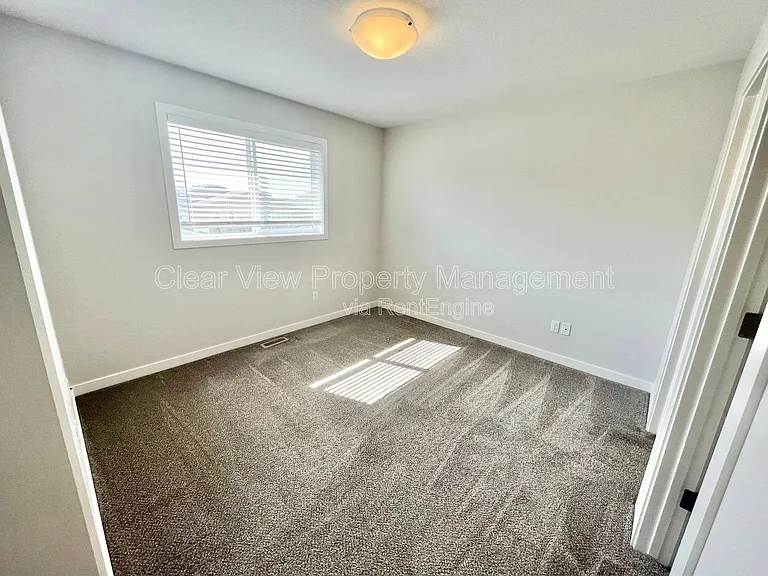 90 Sunridge Blvd W #UPPER LEVEL — Photo 10
