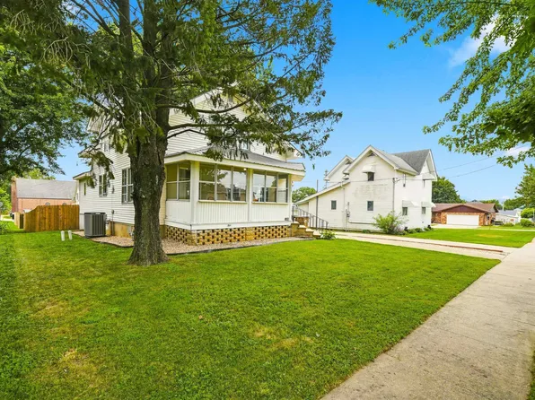 310 N William St, Earlville, IA 52041
