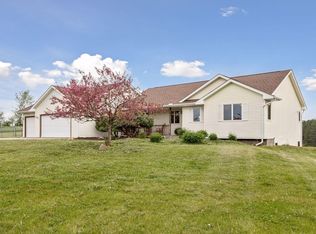 914 Benjamin Ln, Hudson, WI 54016