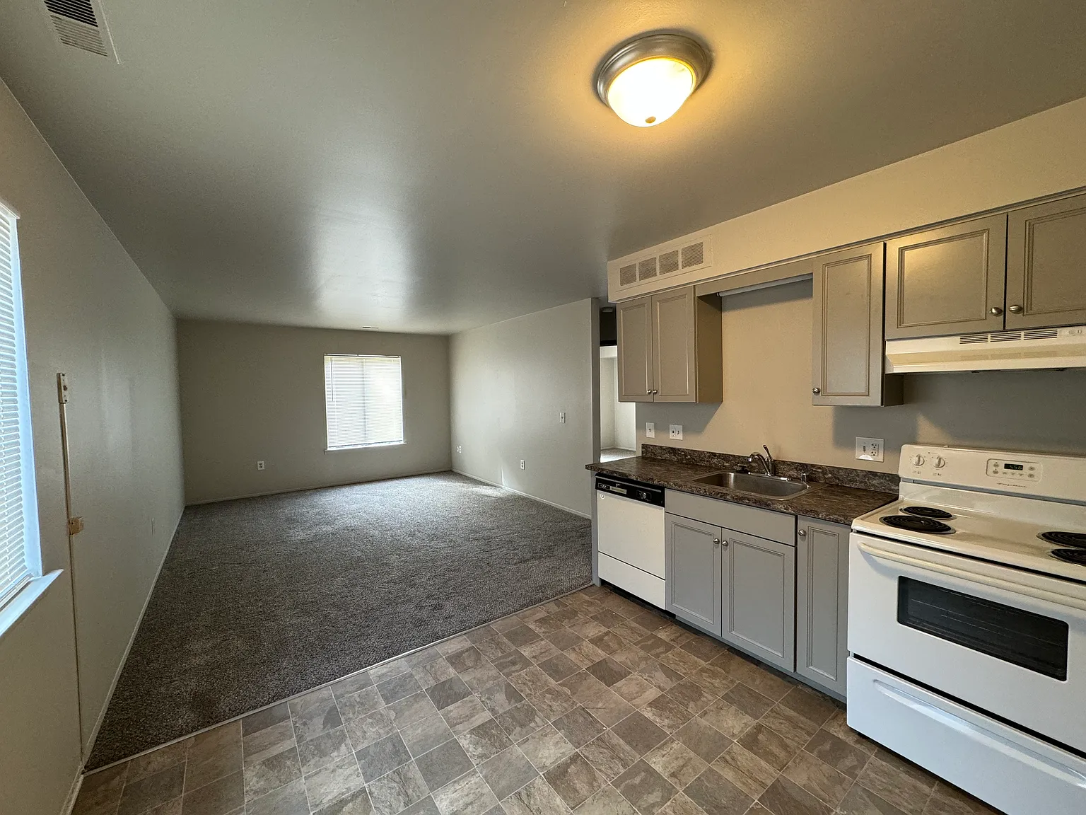 2 bed, 876 sqft, $1,200 — Photo 3