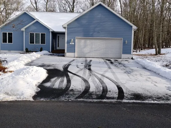 101 Pommel Dr, Hawley, PA 18428