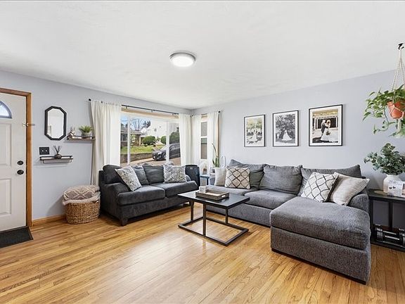 4th image of 154 Myrtle Ave