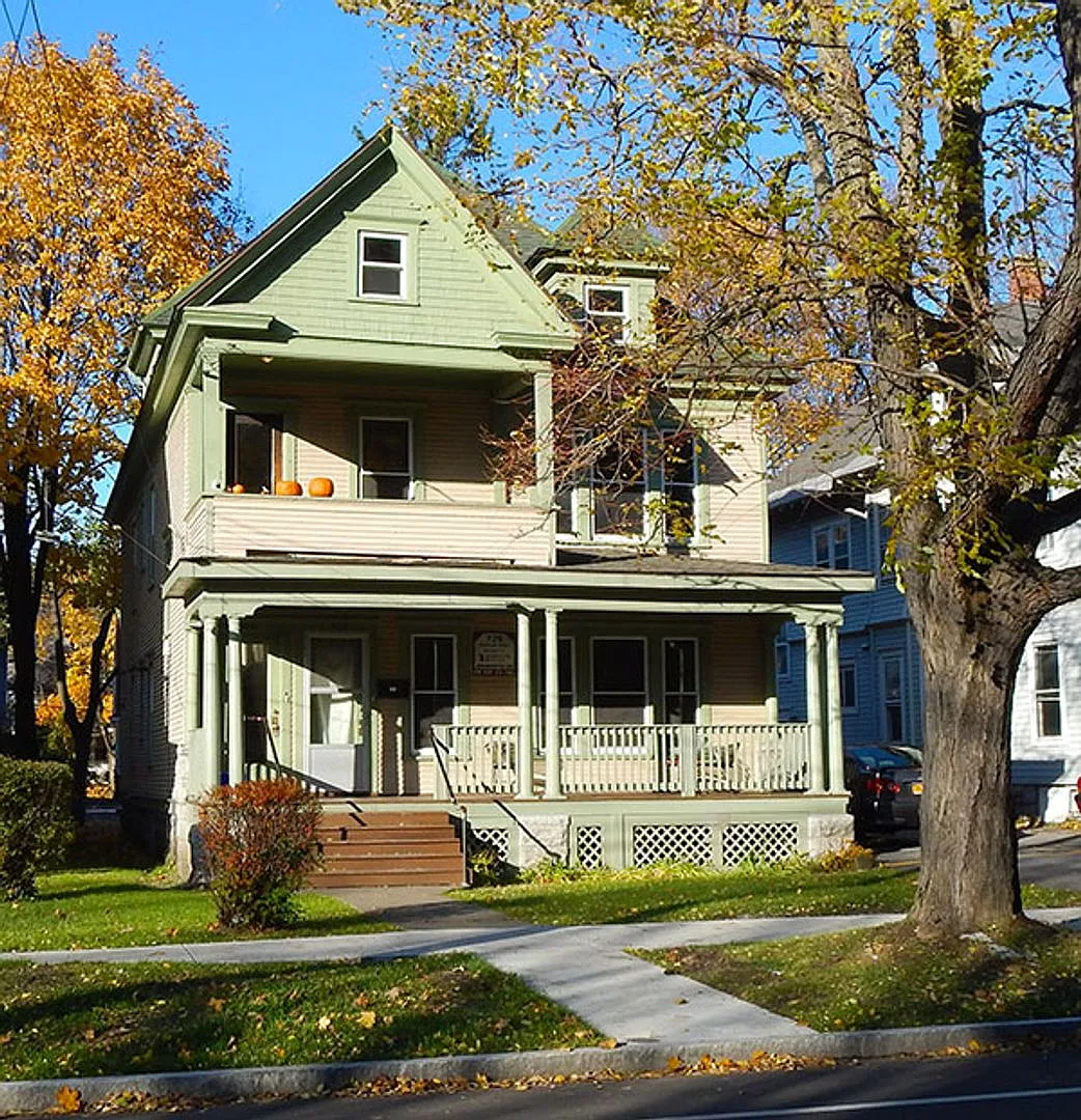 727 Euclid Ave - Available 6/1/27 - First Floor Flat Close to Campus Off Street Parking — Photo 2