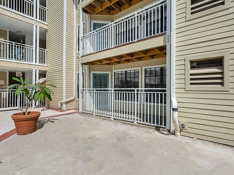 1000 W Horatio St #114 — Photo 34