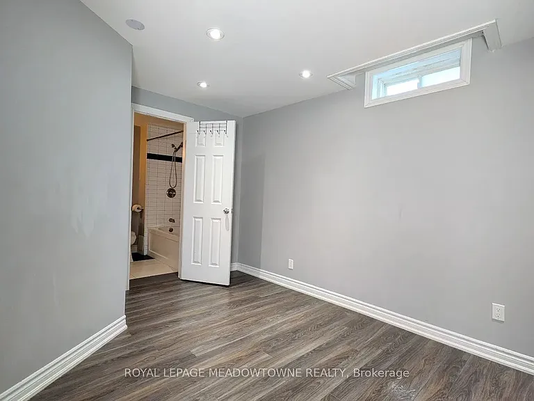 259 Queen Mary Dr — Photo 11