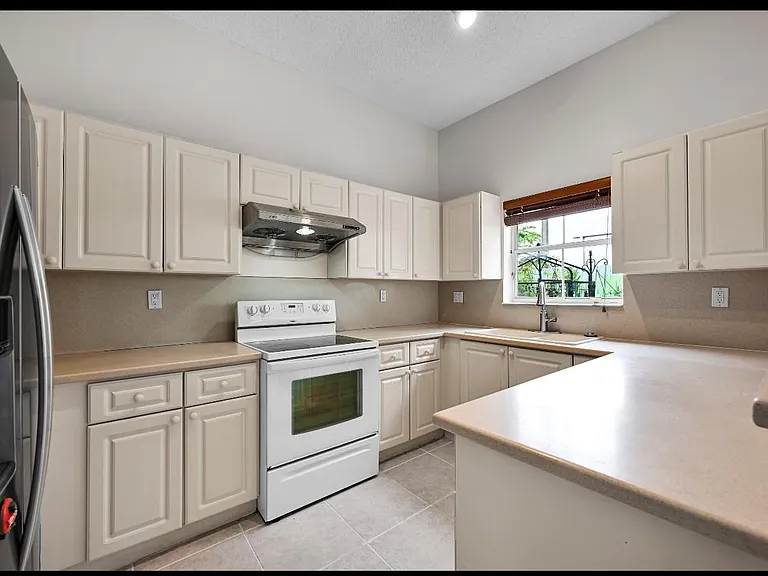 13761 N Garden Cove Cir — Photo 20