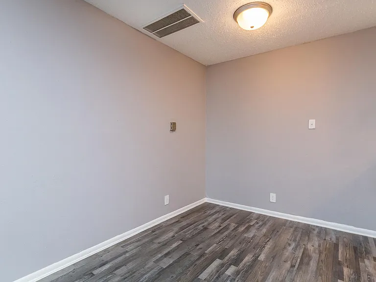 Wilshire Manor — Photo 23