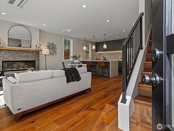 4th image of 2414 Queen Anne Avenue N