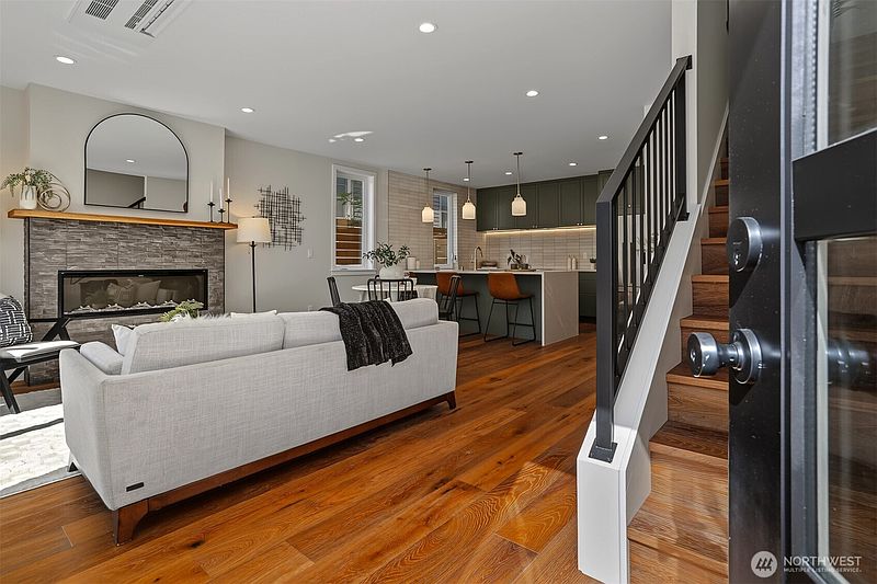 4th image of 2414 Queen Anne Avenue N
