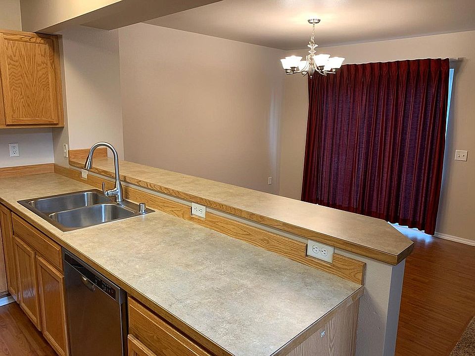 Breakfast Bar & Dining Room w/Access to Deck/Backyard