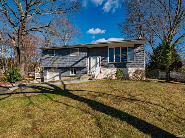 5 Fiore Court, Saint James, NY 11780