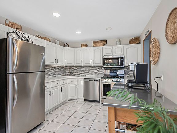 5th image of 7916 W 113th Pl