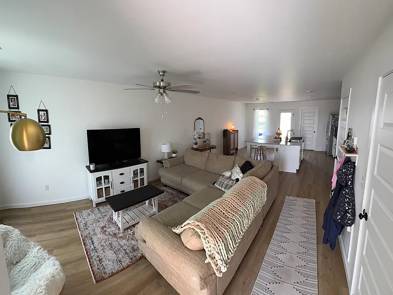 690 Kendra St — Photo 2
