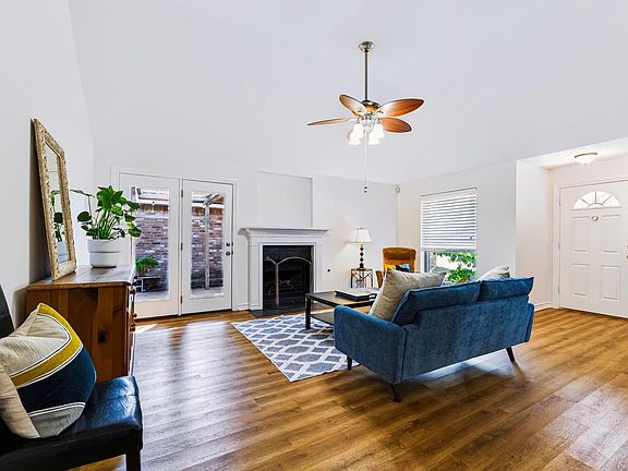 3rd image of 608 Saunders Dr