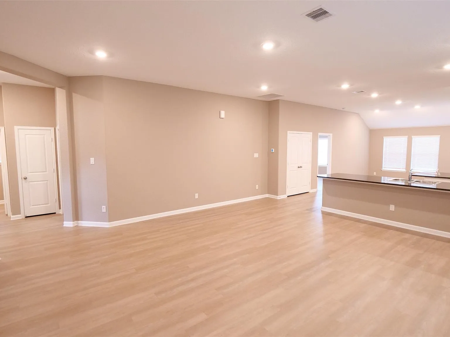 3 bed, 2.0 bath, 1773 sqft, $2,150 — Photo 4