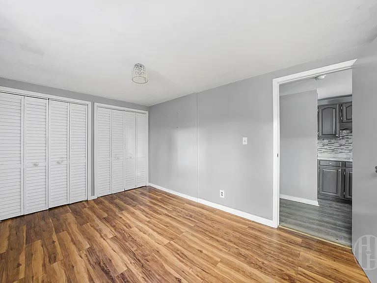1318 E 58th St #1A — Photo 5