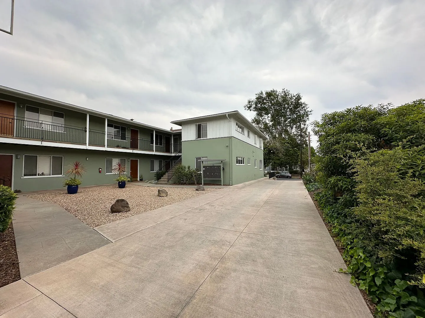 122 W Arrellaga Street — Photo 2