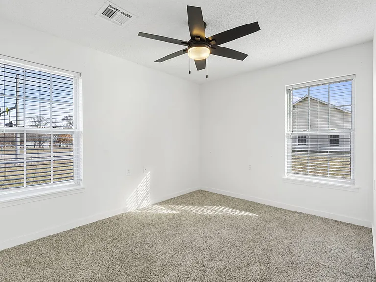 640 E Sunset St — Photo 18