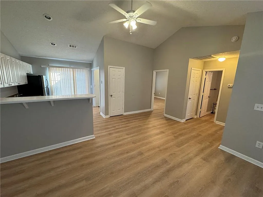 2 bed, 2.0 bath, 860 sqft, $1,350 — Photo 3