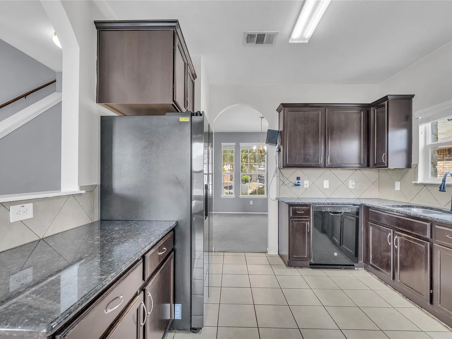 4 bed, 2.5 bath, 2165 sqft, $1,900 — Photo 2
