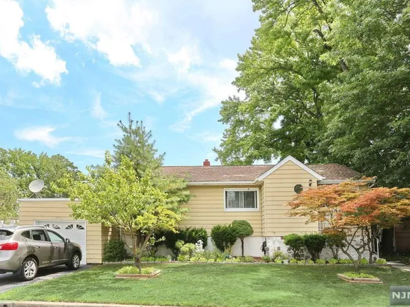 15 McKinley Pl, Bergenfield, NJ 07621