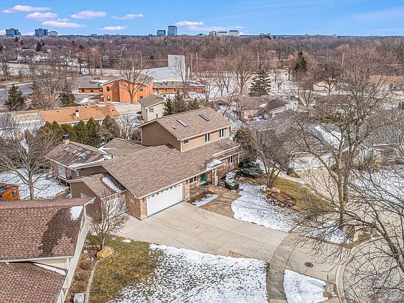 3rd image of 225 Trenton Ct