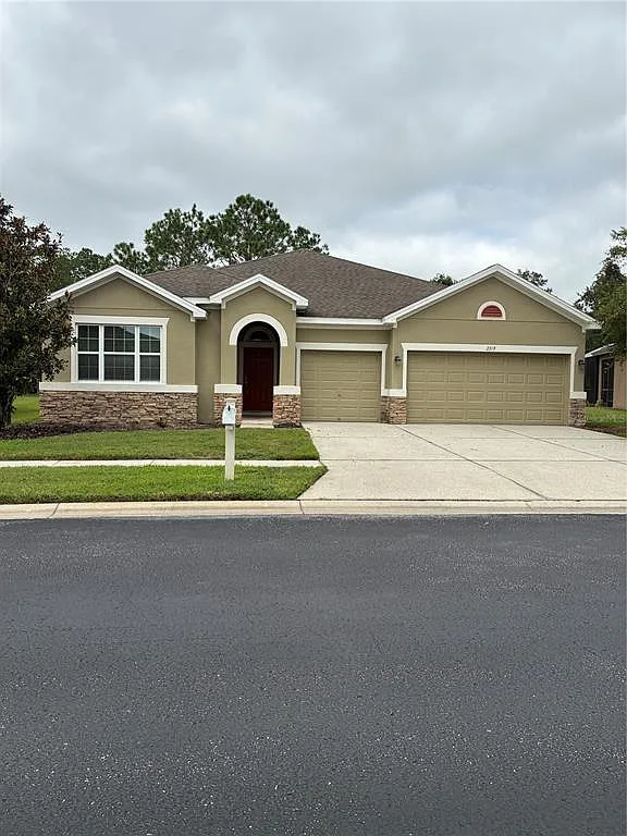 4 bed, 3.0 bath, 2876 sqft, $3,300 — Photo 1