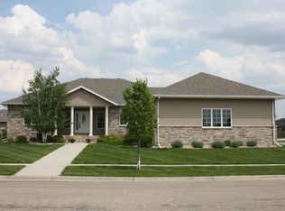 2202 Stone Gate Ct, Aberdeen, SD 57401