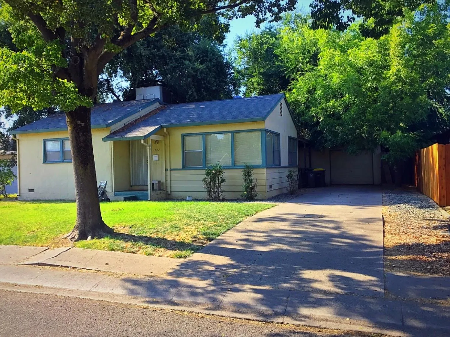 1827 De Ovan Ave photo 1