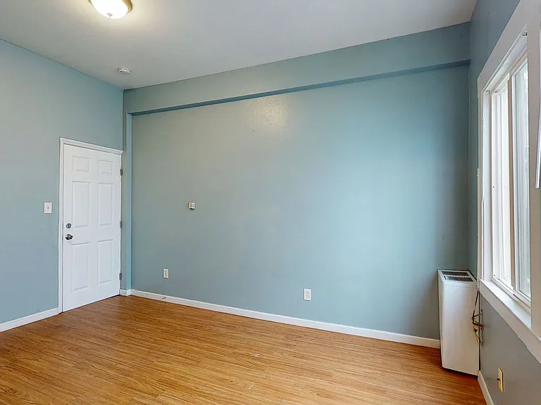 1607 2nd Ave - Studios: ONE MONTH FREE RENT!! — Photo 11
