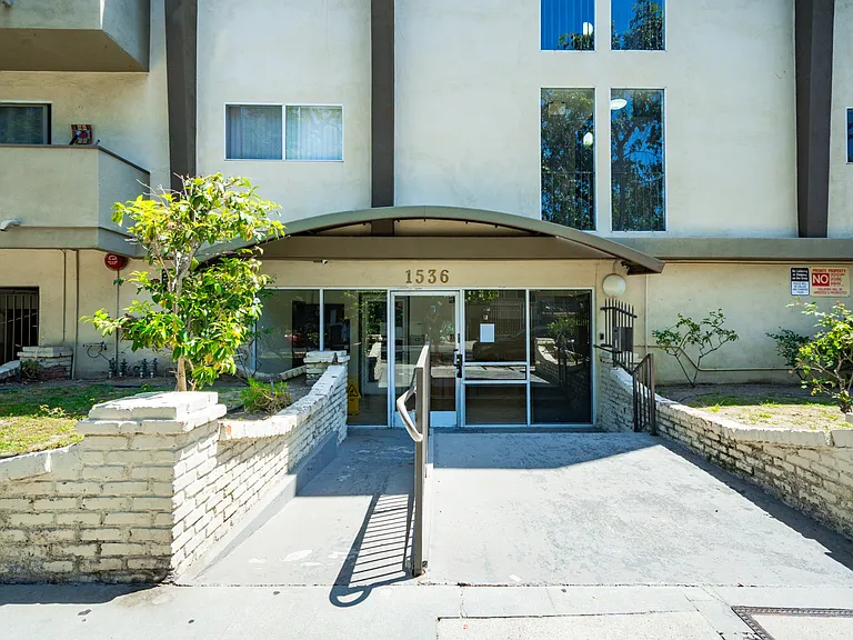 Serrano Apartments — Photo 25