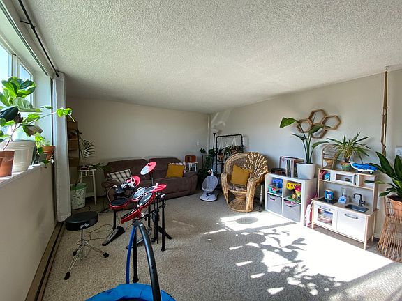 5th image of 321 NE Damson Ave APT A