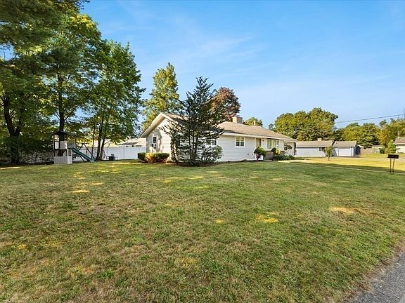 3rd image of 73 Oak Ridge Dr W