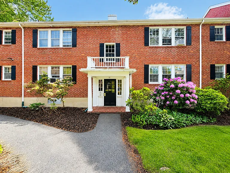 17 Hammond Pond Pkwy #1 — Photo 16